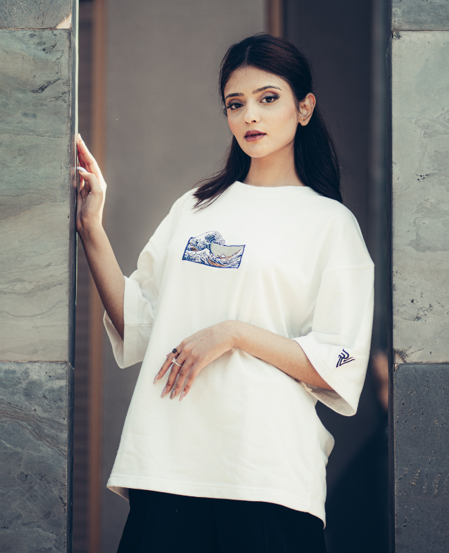 RAVVIX Oversized White “Wave” Tee – Minimal Streetwear with a Bold Artistic Touch