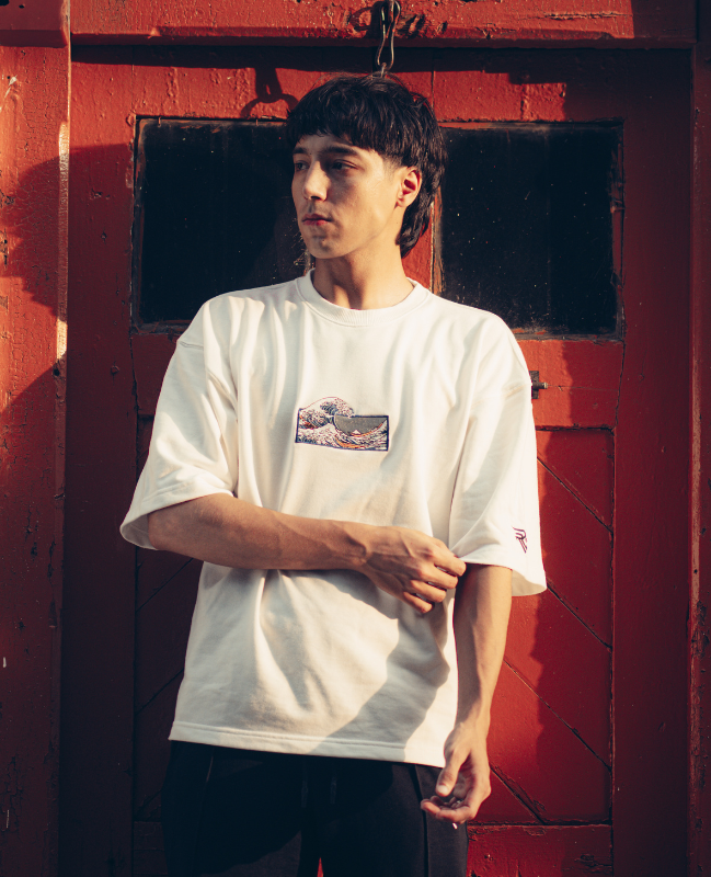 RAVVIX Oversized White “Wave” Tee – Minimal Streetwear with a Bold Artistic Touch